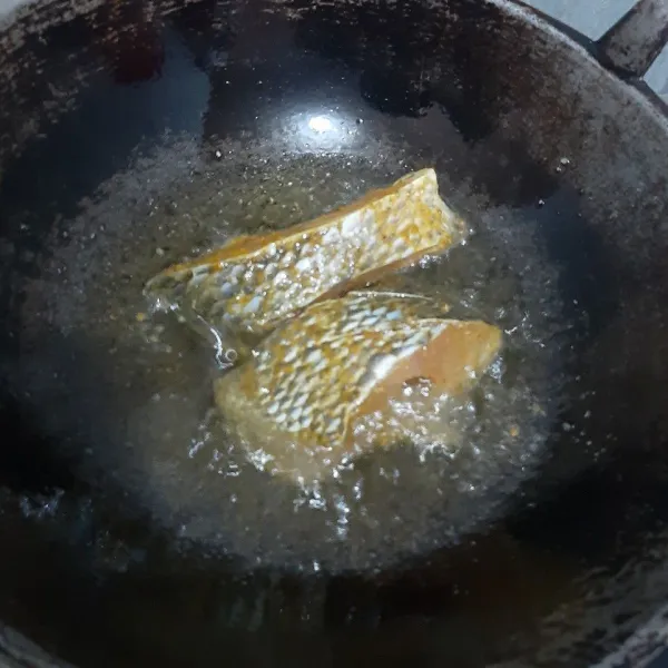 Goreng ikan hingga matang diminyak panas