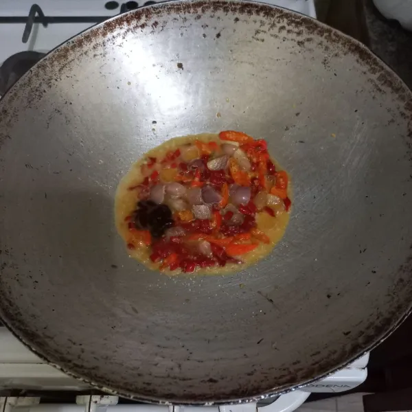 Tambahkan air, garam dan saus tiram