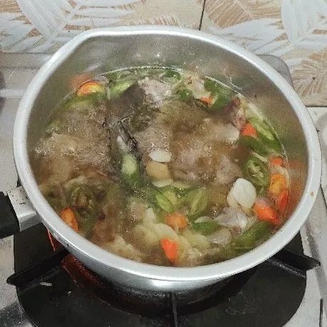 Tuang air matang, biarkan sampai mendidih. Masukkan daging, garam, kaldu bubuk, gula pasir, gula merah, kecap, dan asam Jawa. Biarkan mendidih kembali dan bumbu meresap.