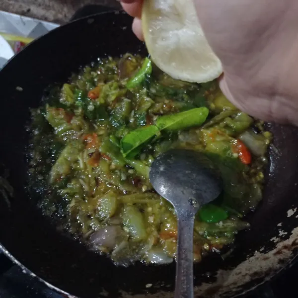 Matikan api lalu beri perasan jeruk nipis, aduk rata