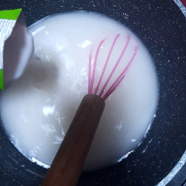 Lalu masukan santan, garam.