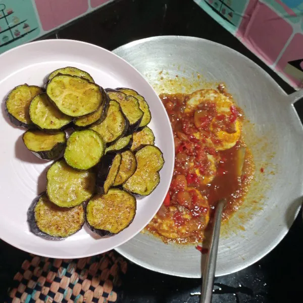 Lalu masukan telur dan terong, aduk rata, cek rasa