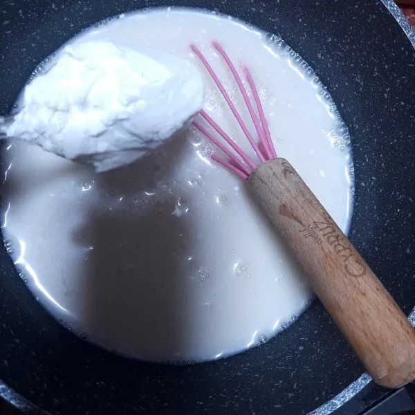 Terakhir masukan maizena, lalu aduk sampai tercampur rata.