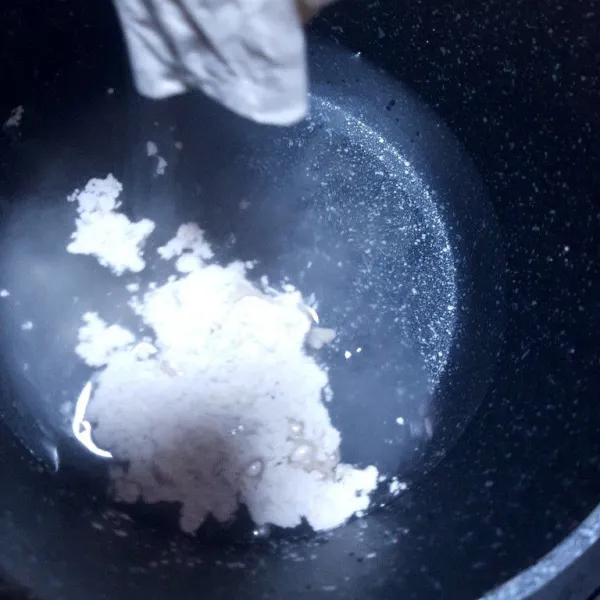 Masukan air ke dalam panci, lalu masukan tepung hunkue.