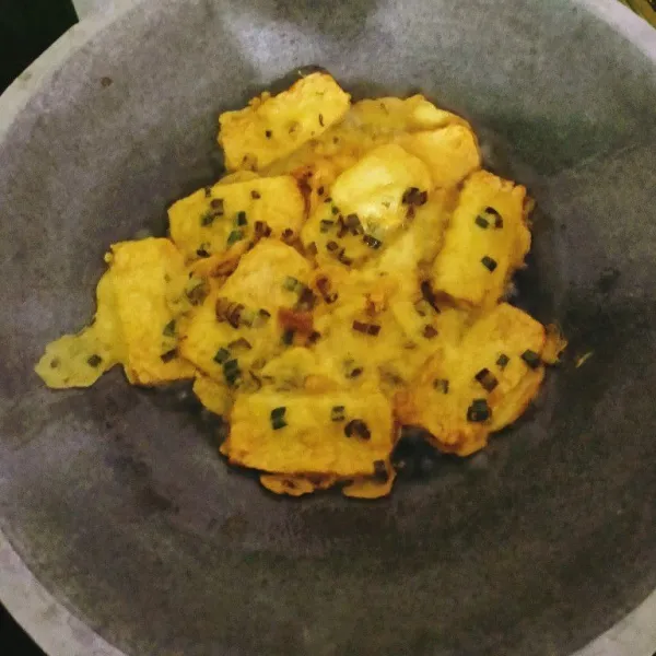 Goreng sampai berwarna kuning keemasan. Lalu angkat tempe mendoan dan tiriskan di atas kertas minyak atau tisu dapur untuk menghilangkan kelebihan minyak.