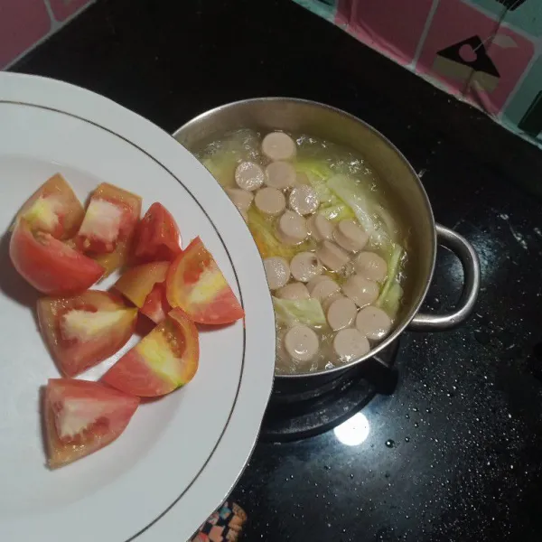 Masukan tomat, masak sebentar saja, cek rasa, matikan api