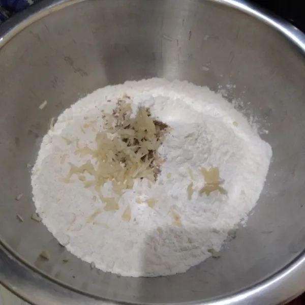 Masukkan terigu, maizena, bawang putih, garam, ketumbar, penyedap. Aduk rata.