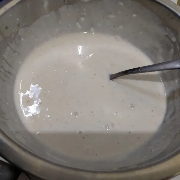 Tuang air sambil diaduk hingga halus. Kekentalan sedang saja, jika air kurang bisa ditambah.