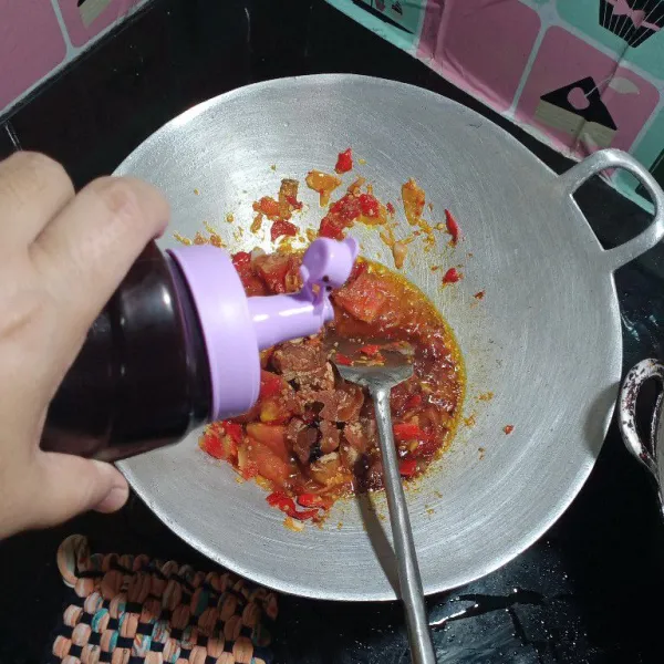 Masukan gula jawa, tambahkan kecap manis, penyedap rasa dan garam, beri sedikit air