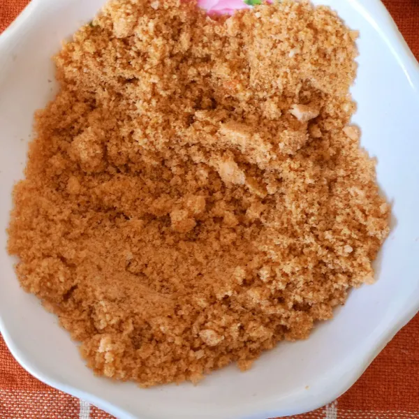 Goreng secukupnya kerupuk udang dan goreng 2 buah bawang putih yang telah diris - iris. Kemudian haluskan kerupuk, bawang putih dan garam sampai menjadi serbuk koya.