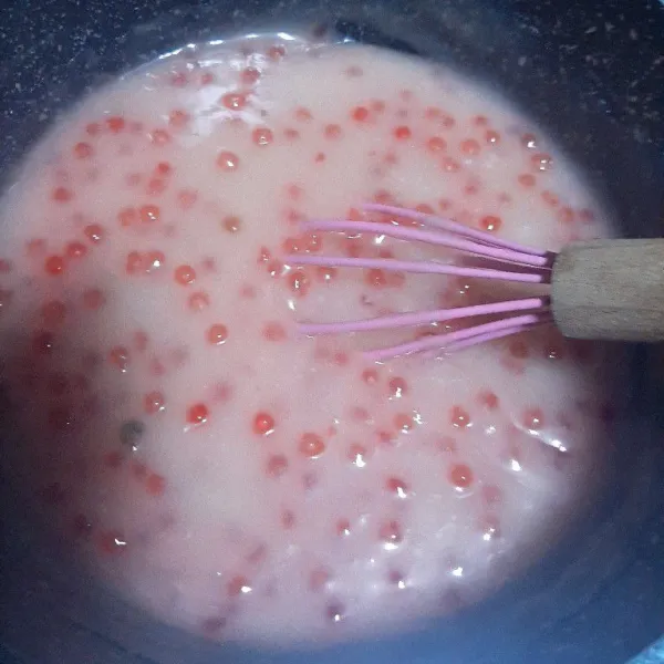 Lalu masukan sagu mutiara yang sudah matang tadi dan aduk sampai tercampur rata.