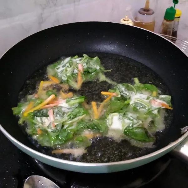 Goreng hingga kecokelatan. Sajikan.