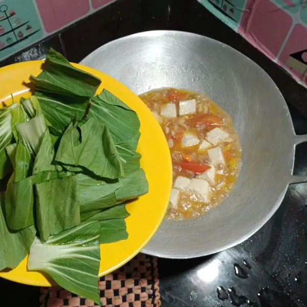 Lalu masukan pakcoy, masak sebentar saja, matikan api