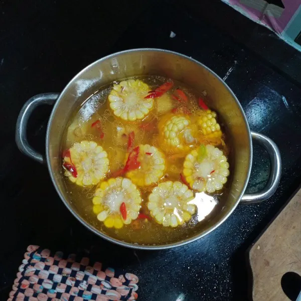 Masukan jagung, masak 5-10 menit hingga jagung matang
