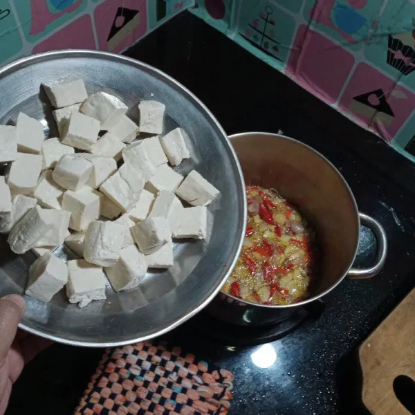 Beri sedikit air, lalu masukan tahu