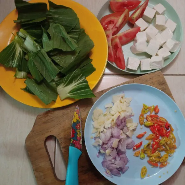 Iris dadu tahu, iris pakcoy, tomat, bawang dan cabe