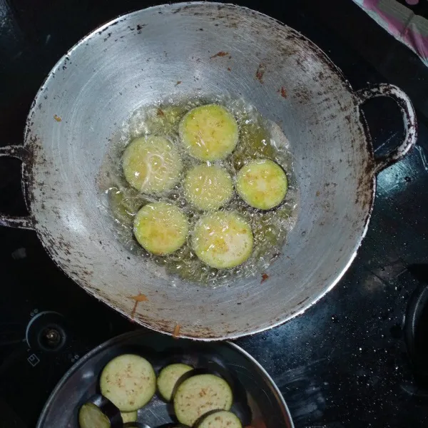 Goreng telur dan juga terongnya