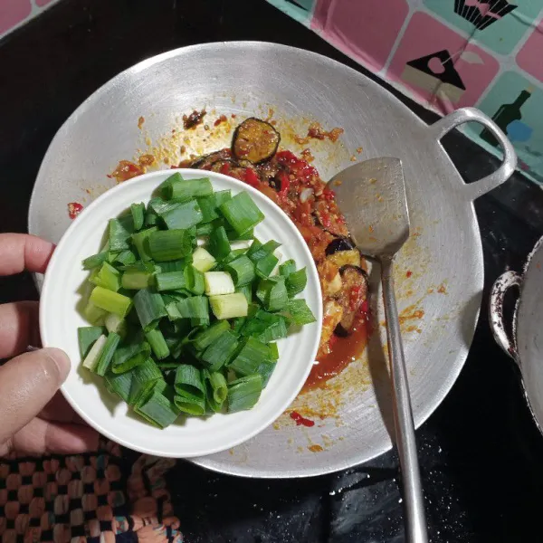 Matikan api, masukan daun bawang
