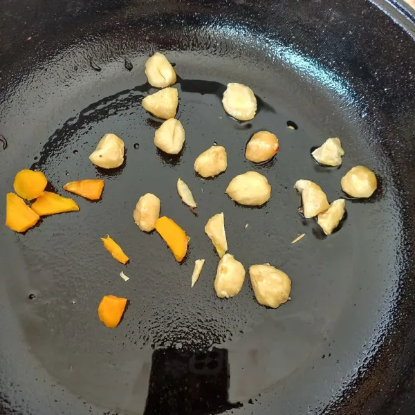 Panggang kunyit dan kemiri agar tidak terasa langu.