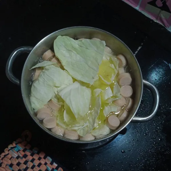 Masukan sosis dan kubis