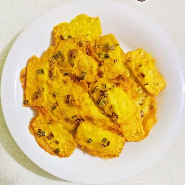 Sajikan tempe mendoan hangat dengan sambal kecap atau saus sambal favoritmu.