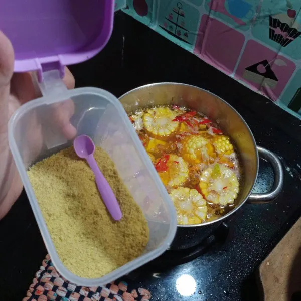 Bumbui dengan garam dan penyedap rasa