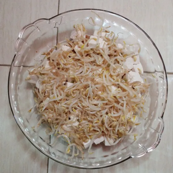 Taburi tauge di atasnya dan beri bumbu pecel, sajikan