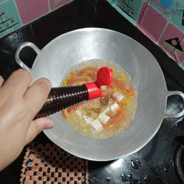 Beri secukupnya air, bumbui dengan saus tiram, garam dan penyedap rasa, cek rasa, masak 5-7 menit hingga tahu matang