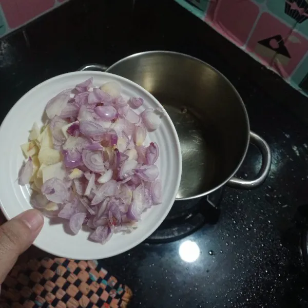 Panaskan secukupnya minyak, lalu tumis bawang merah dan bawang putih hingga harum