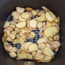 Iris tipis - tipis kentang dan masak menggunakan air fryer atau goreng dengan minyak hingga matang.
