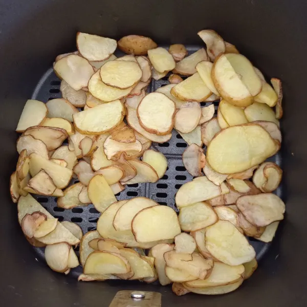 Iris tipis - tipis kentang dan masak menggunakan air fryer atau goreng dengan minyak hingga matang.