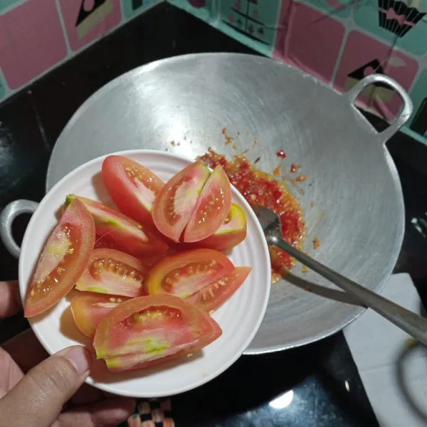 Tumis secukupnya minyak lalu masukan irisan tomat