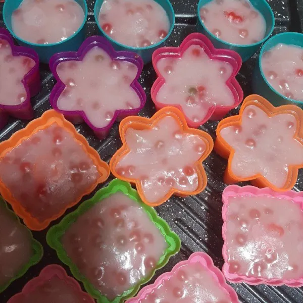 Masukan ke dalam cetakan, lalu tunggu hingga set, bisa langsung masukan ke dalam kulkas ya kalau uapnya sudah hilang, di makan pas dingin lebih enak.