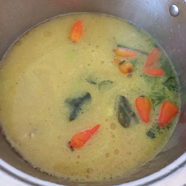 Untuk membuat sambalnya, rebus cabai rawit di dalam kuah soto sampai matang, kemudian angkat dan tiriskan. Blender cabai bersama garam hingga halus.