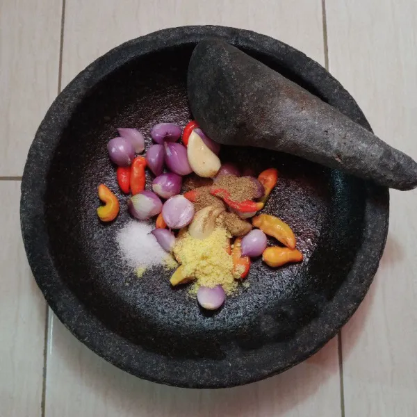 Haluskan bumbunya