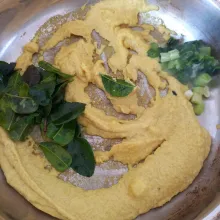 Blender kunyit, kemiri, bawang putih dan minyak goreng, kemudian tumis bersama daun jeruk dan daun bawang hingga wangi. Masukkan bumbu yang telah ditumis ke dalam kuah ayam kampung yang sedang direbus, masak hingga ayam matang dan lunak. Tambahkan garam dan kaldu jamur secukupnya.