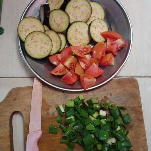 Iris terong, tomat dan daun bawang