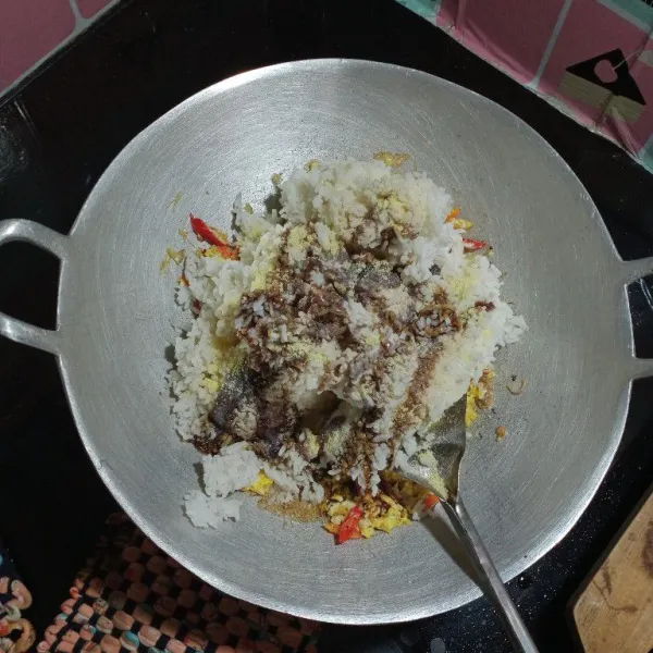 Masukan sosis, bakso, aduk rata, masukan nasi, bumbui dengan saus tiram, kecap manis  penyedap rasa, garam, merica bubuk