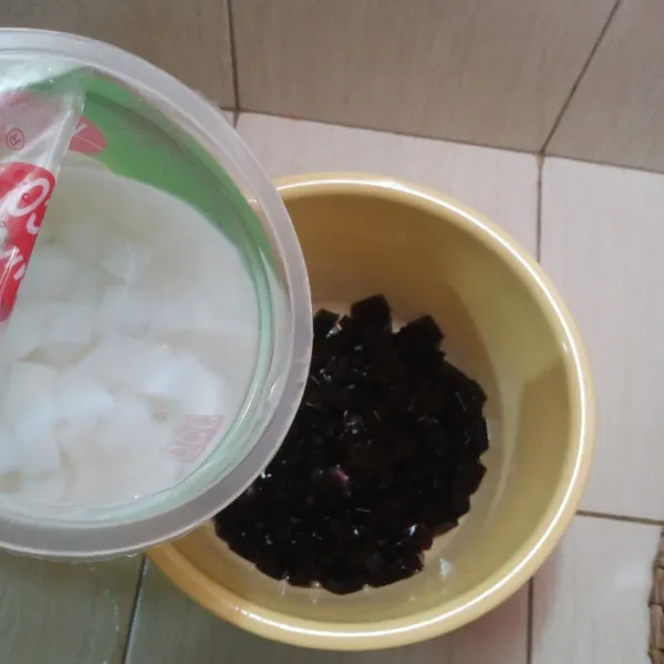 Tuang nata decoco ke dalam wadah