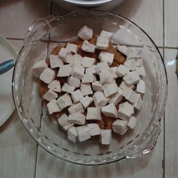 Siapkan piring, lalu tata tahu di atasnya