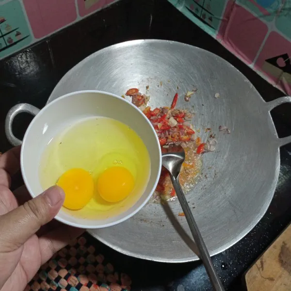 Masukan telur, aduk hingga matang