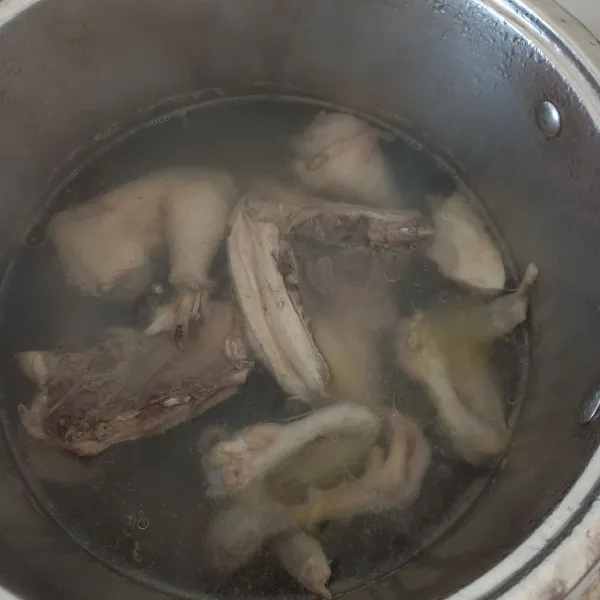 Potong - potong ayam kampung dan rebus di dalam air mendidih.