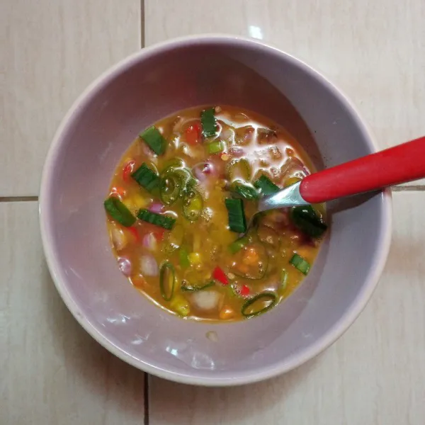Bumbui dengan penyedap rasa dan tambah dengan daun bawang