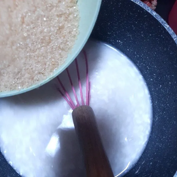 Setelah itu masukan gula jangan lupa masukan vanili.