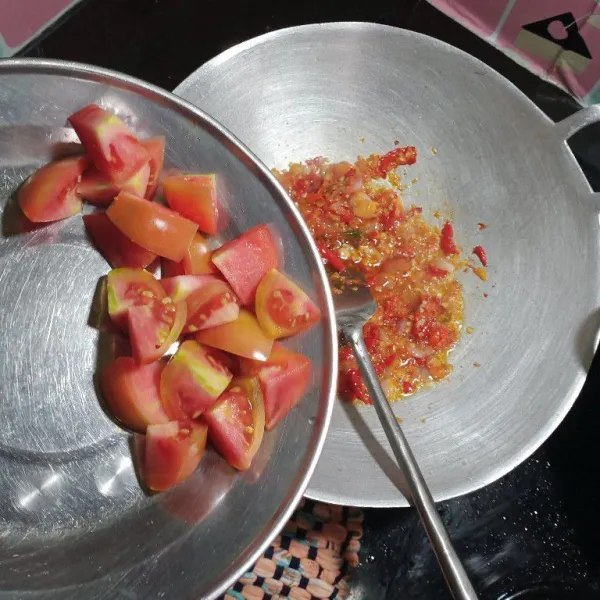 Panaskan secukupnya minyak, lalu tumis bumbu halusnya, masukan tomat, aduk rata
