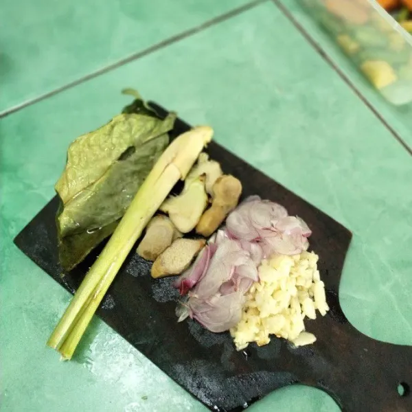Kupas bawang merah, bawang putih, kemudian cincang kasar. Geprek sereh, jahe, dan lengkuas.