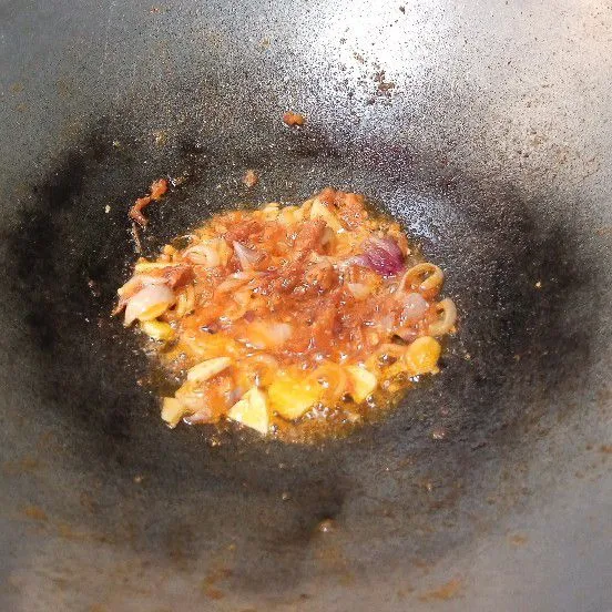 Tumis bumbu halus dan bumbu iris hingga harum.