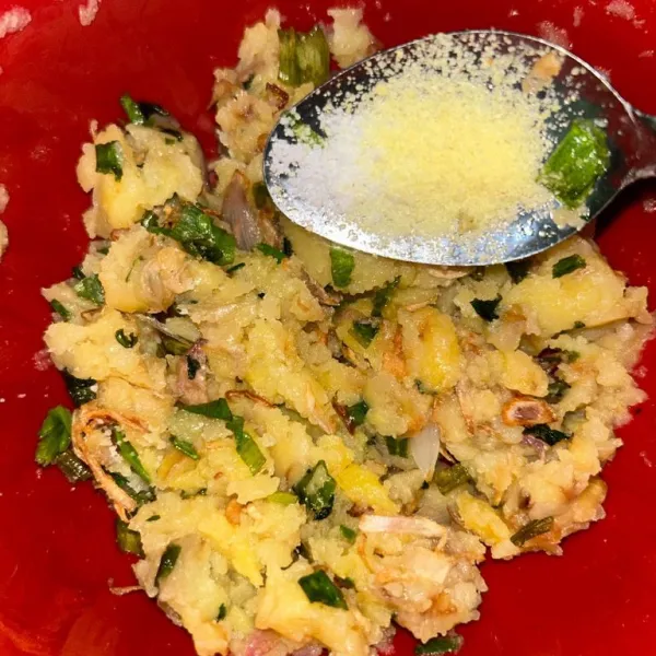 Masukkan kedalam kentang yang dihaluskan, tambahkan garam dan penyedap rasa