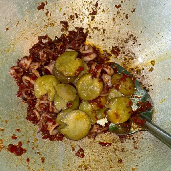 Masukkan jengkol, lalu aduk sampai bumbu meresap