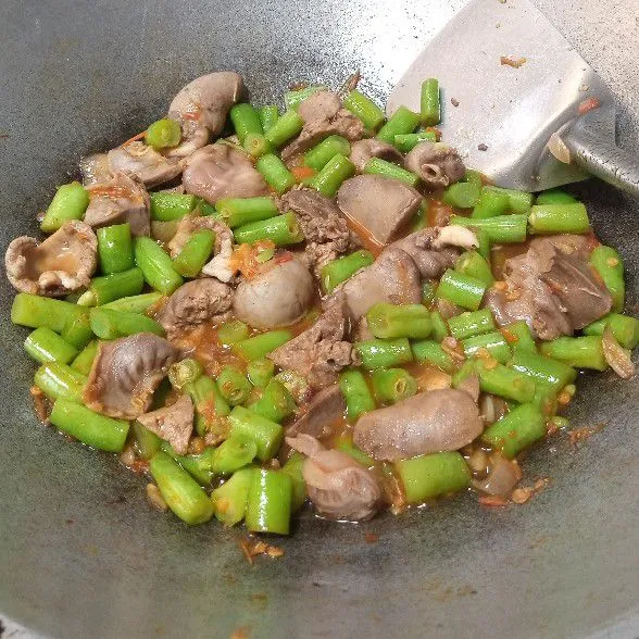Kemudian masukkan ati ampela. Tambahkan garam, kaldu bubuk dan kecap. Aduk-aduk hingga tercampur rata. Masak hingga kuah menyusut. Tes rasa dulu sebelum diangkat.